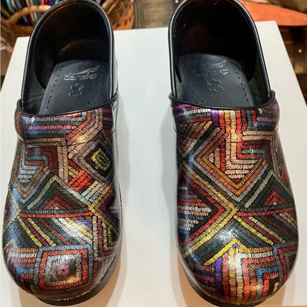 Women’s sz 39 Dansko nursing clogs